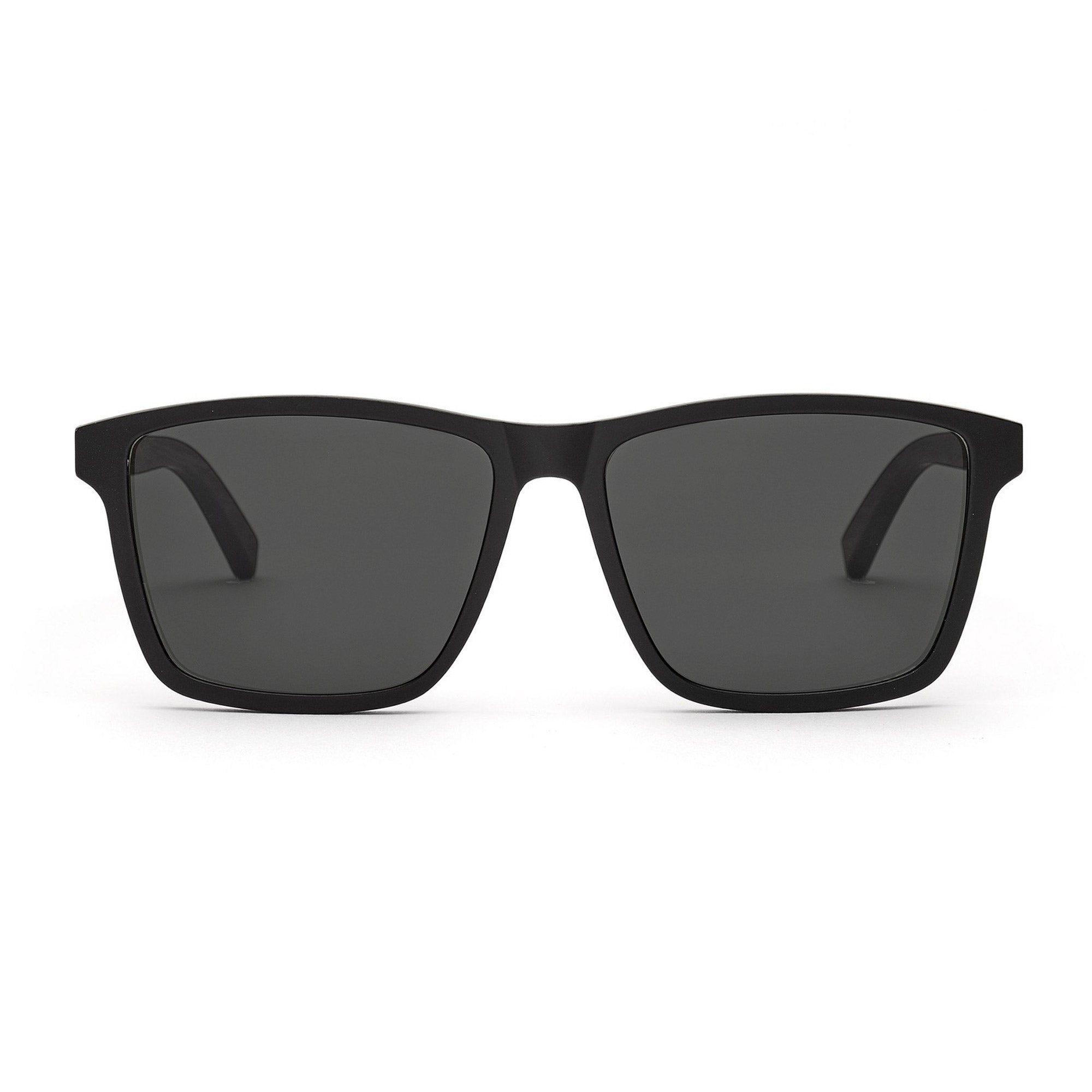 Tomte Walnussholz ist eine breite Sonnenbrille mit grau verspiegelten Gläsern von TAKE A SHOT