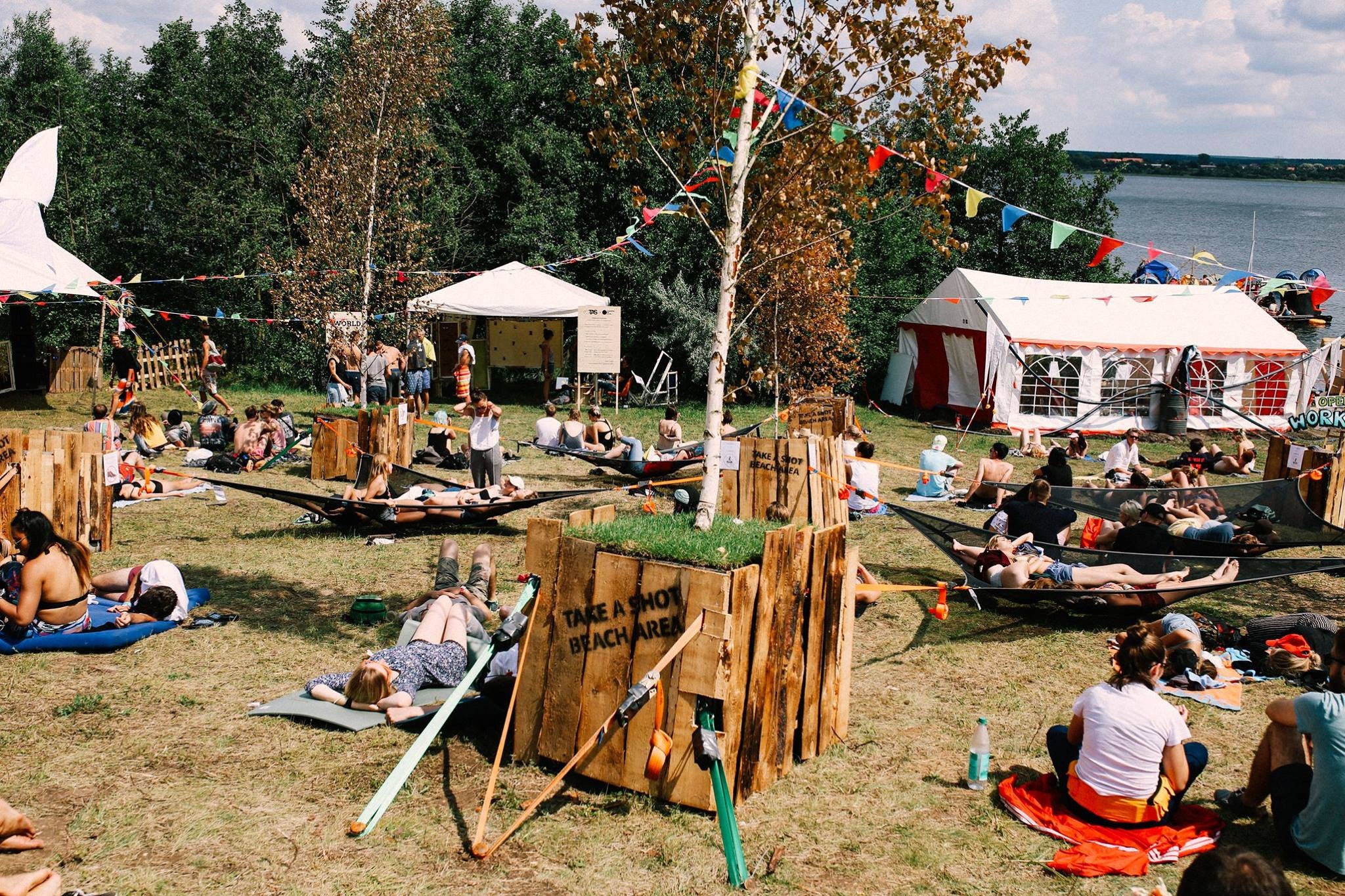 TAKE A SHOT Beach Area Sonnenbrillen aufsetzen Aktion Festival Melt 2017