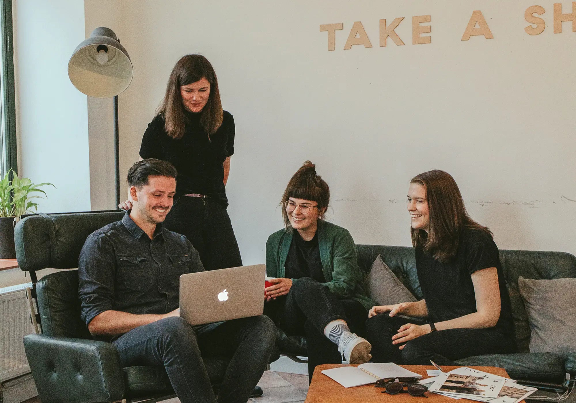 Das Team von Take A Shot berät sich über neue Produkte