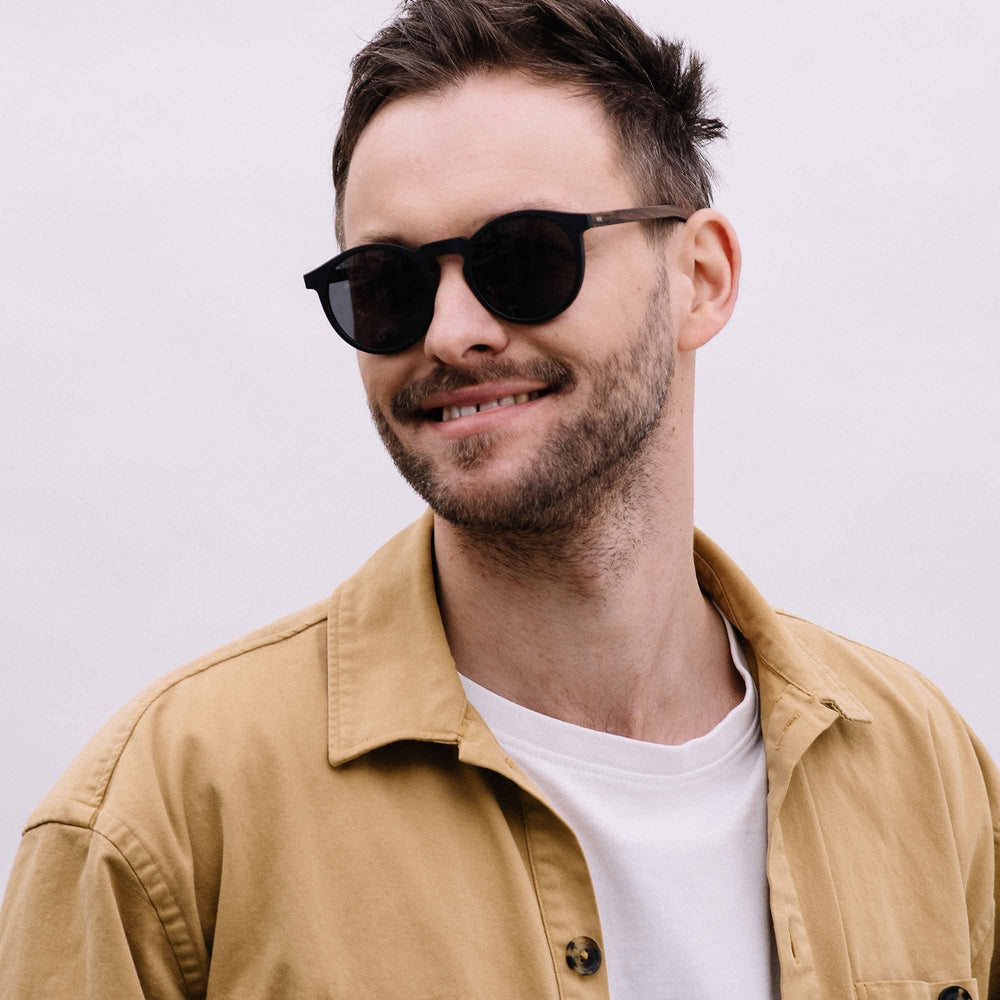 Lukas runde Vintage Holz-Sonnenbrille mit grauen Gläsern und schwarzem Rahmen von TAKE A SHOT