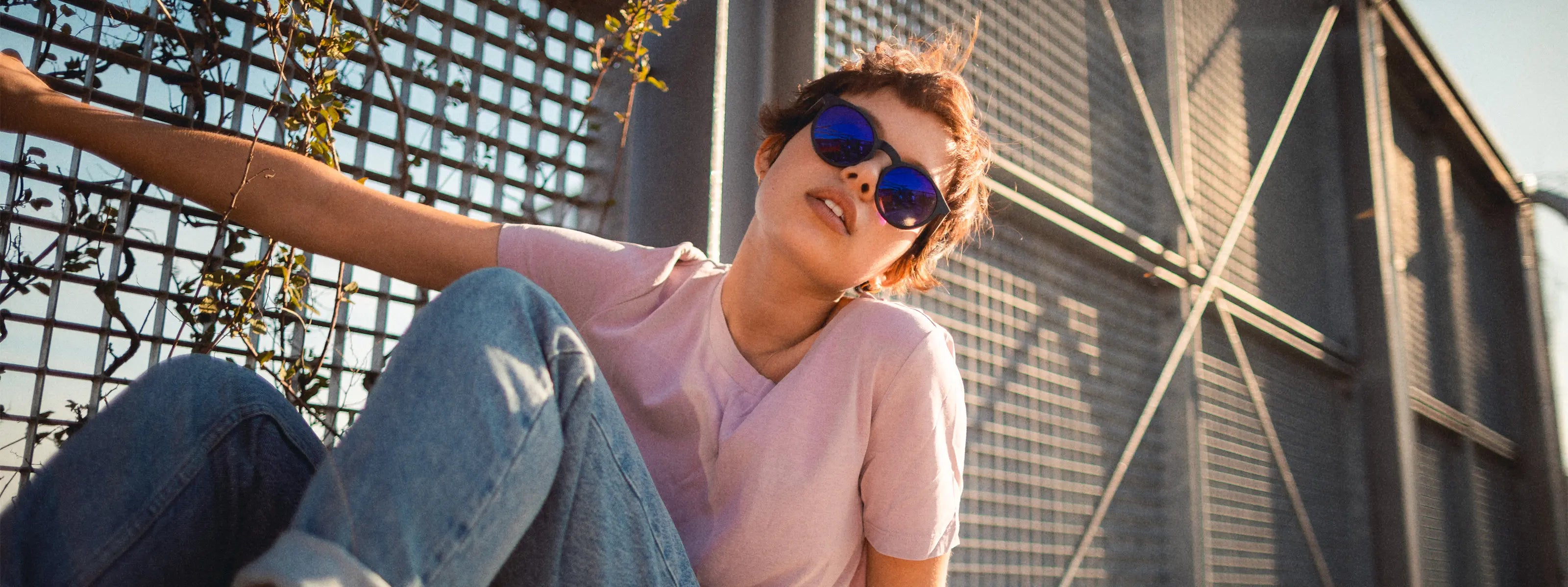 Eine junge Frau trägt eine nachhaltige Sonnenbrille von Take A Shot