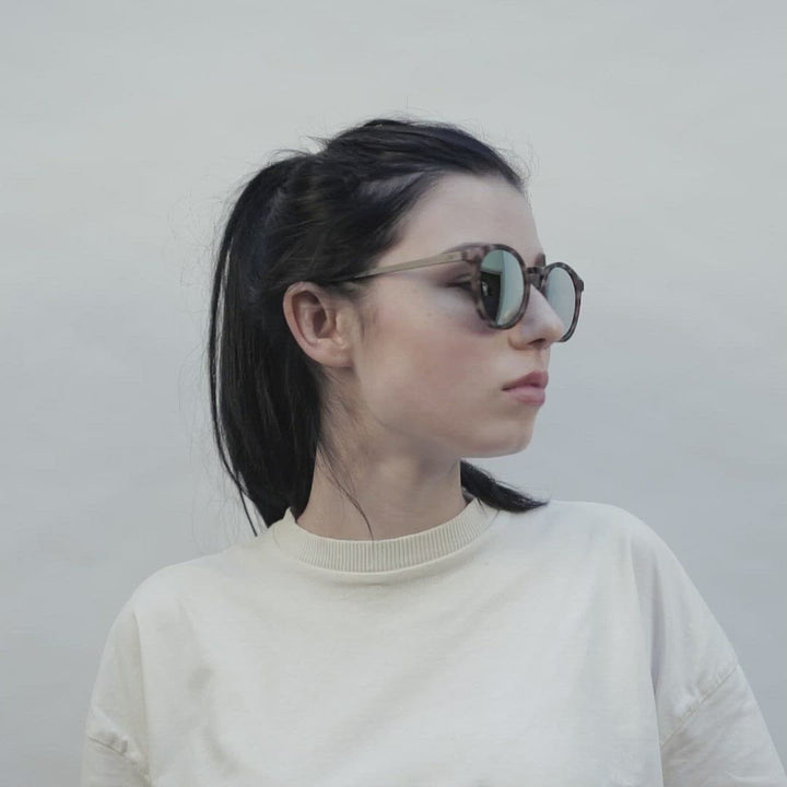 Leonie: Pebble - Lily Mirrored