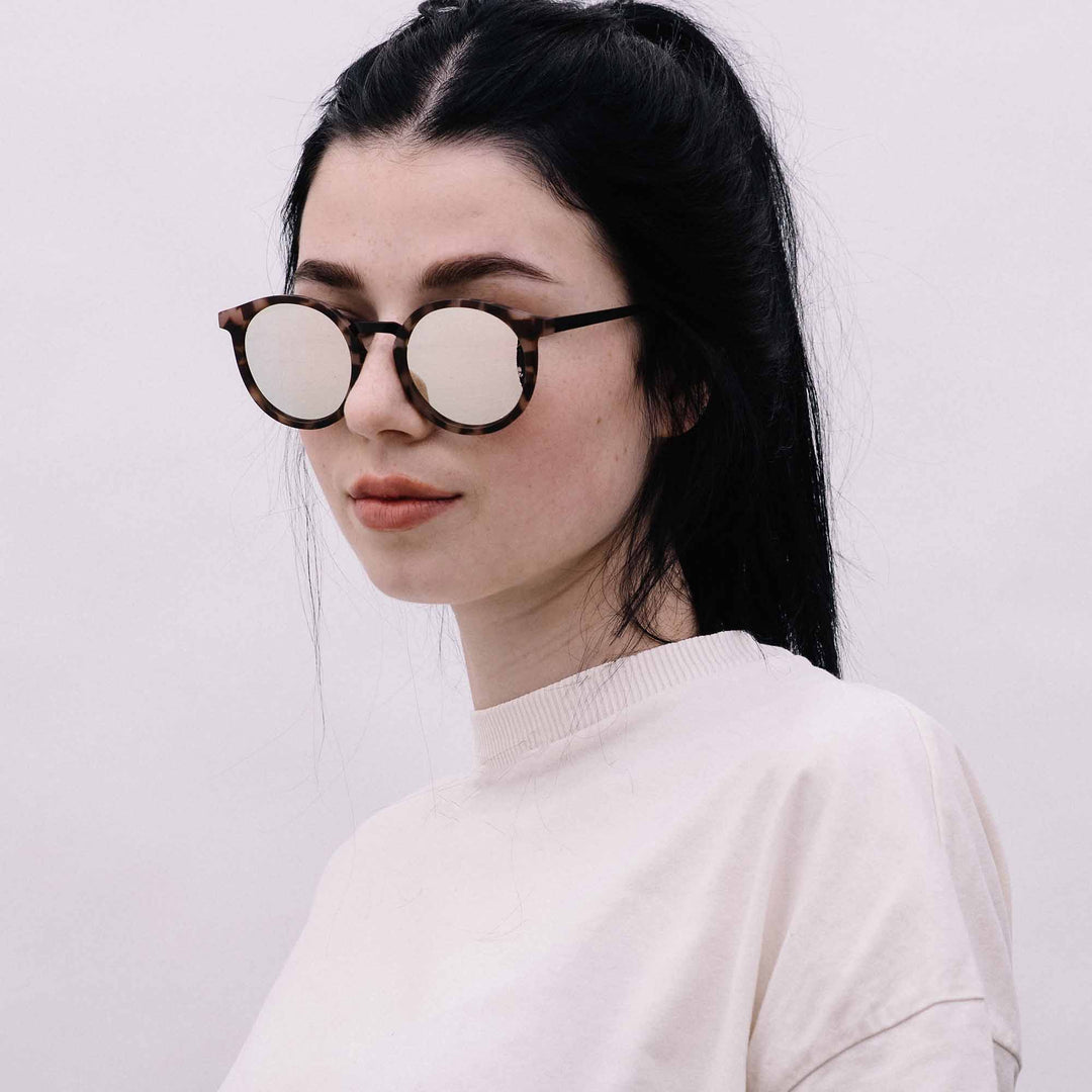 Leonie: Pebble - Lily Mirrored