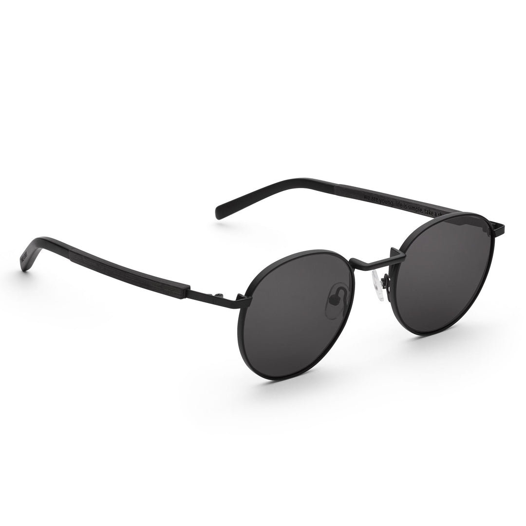 runde schwarze lennon retro metall sonnenbrille mit glaesern in grau und buegeln aus holz john von take a shot seite
