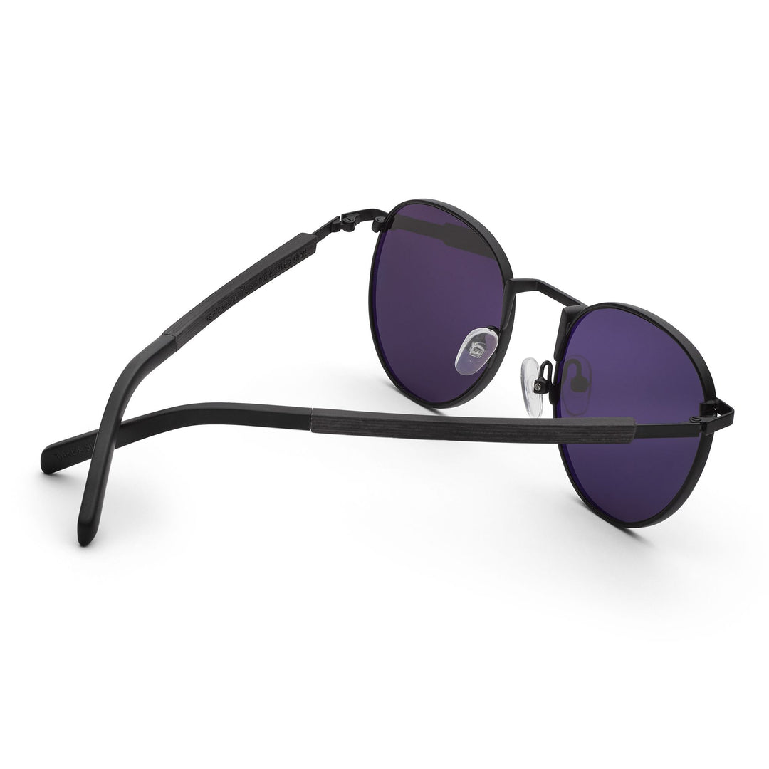 runde schwarze lennon retro metall sonnenbrille mit glaesern in grau und buegeln aus holz john von take a shot hinten