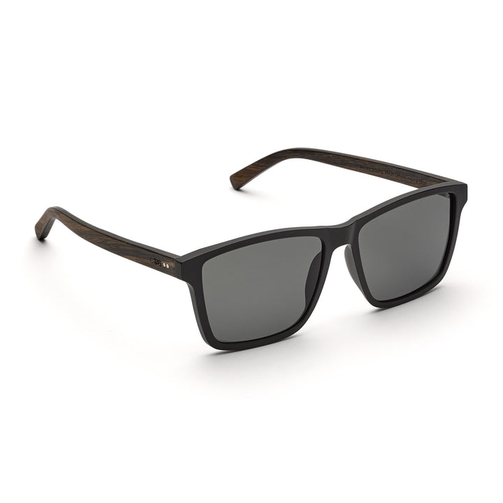 Tomte Walnussholz ist eine breite Sonnenbrille mit grau verspiegelten Gläsern von TAKE A SHOT