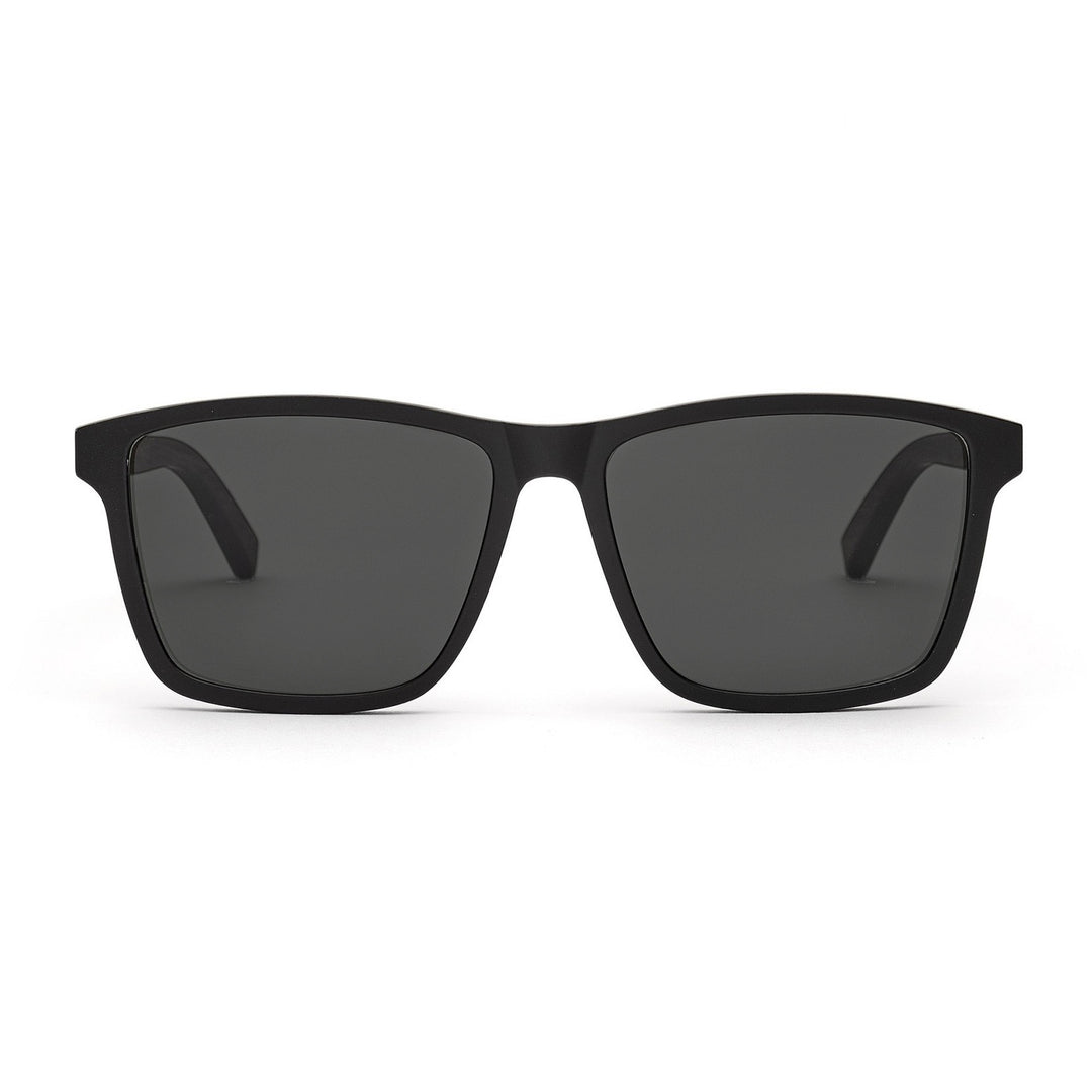 Tomte Walnussholz ist eine breite Sonnenbrille mit grau verspiegelten Gläsern von TAKE A SHOT
