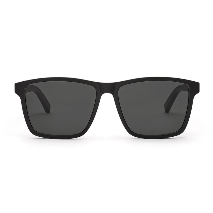 Tomte Walnussholz ist eine breite Sonnenbrille mit grau verspiegelten Gläsern von TAKE A SHOT