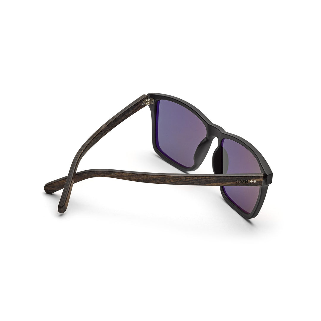 Tomte Walnussholz ist eine breite Sonnenbrille mit grau verspiegelten Gläsern von TAKE A SHOT