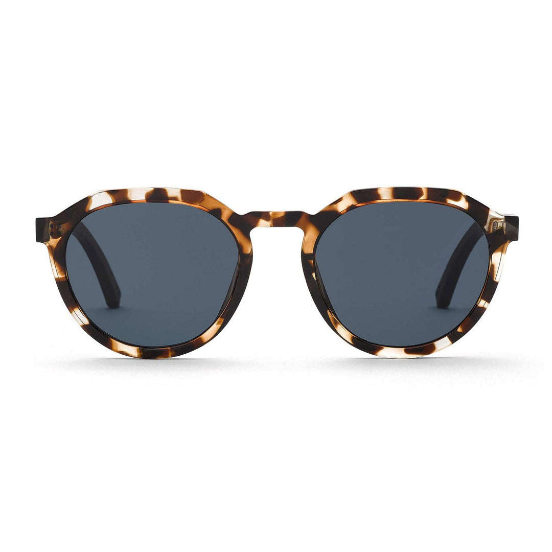 nachhaltige holz sonnenbrille mit blauen gläsern und geflecktem rahmen take a shot