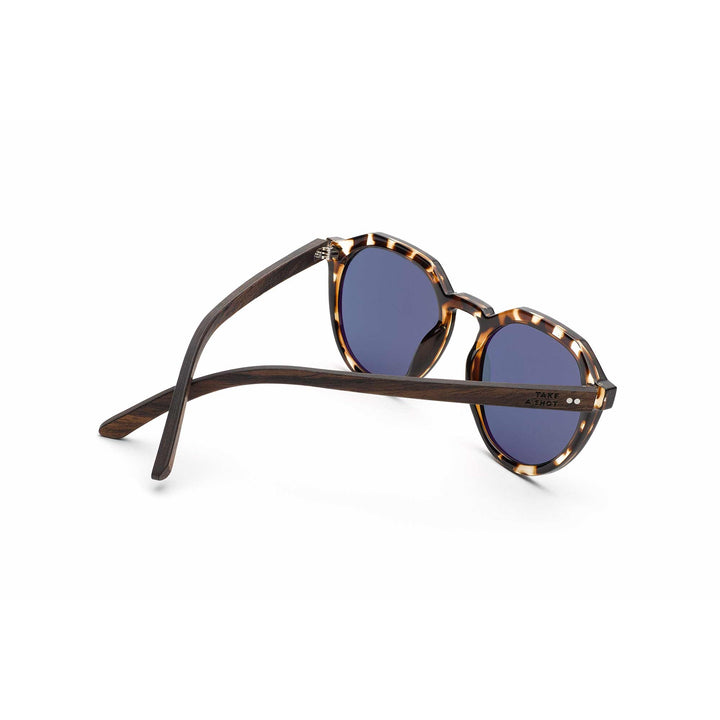 nachhaltige holz sonnenbrille mit blauen gläsern und geflecktem rahmen take a shot
