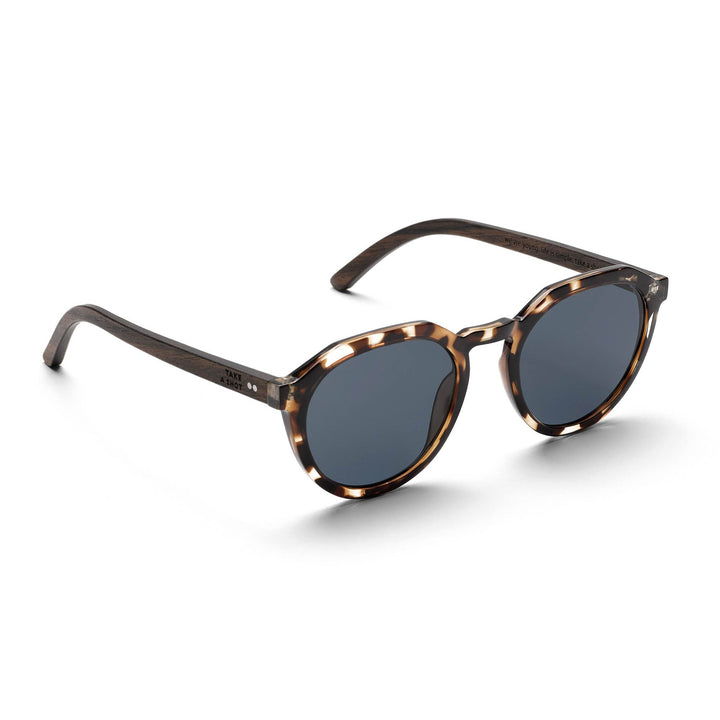nachhaltige holz sonnenbrille mit blauen gläsern und geflecktem rahmen take a shot