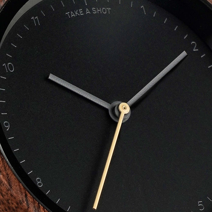 kleine damen holzuhr 30mm schwarz milanaise frontalansicht liv walnut take a shot zifferblatt