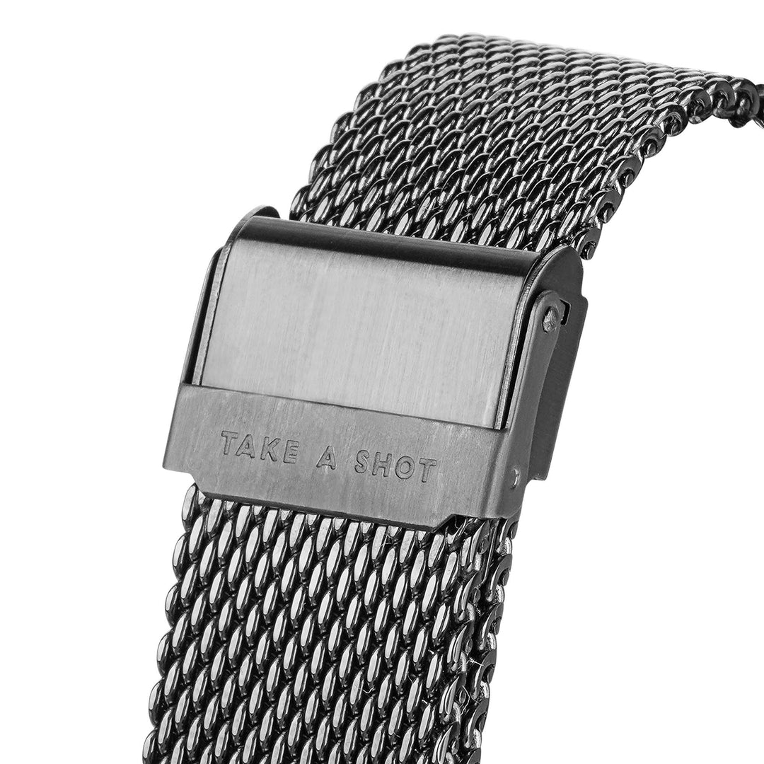 Herren Holzuhr aus Walnussholz mit gunmetal Zifferblatt und Mesh-Band Vernon von TAKE A SHOT verschluss