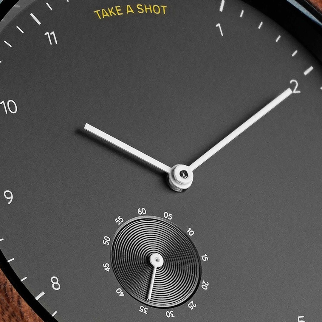 Herren Holzuhr aus Walnussholz mit gunmetal Zifferblatt und Mesh-Band Vernon von TAKE A SHOT zifferblatt