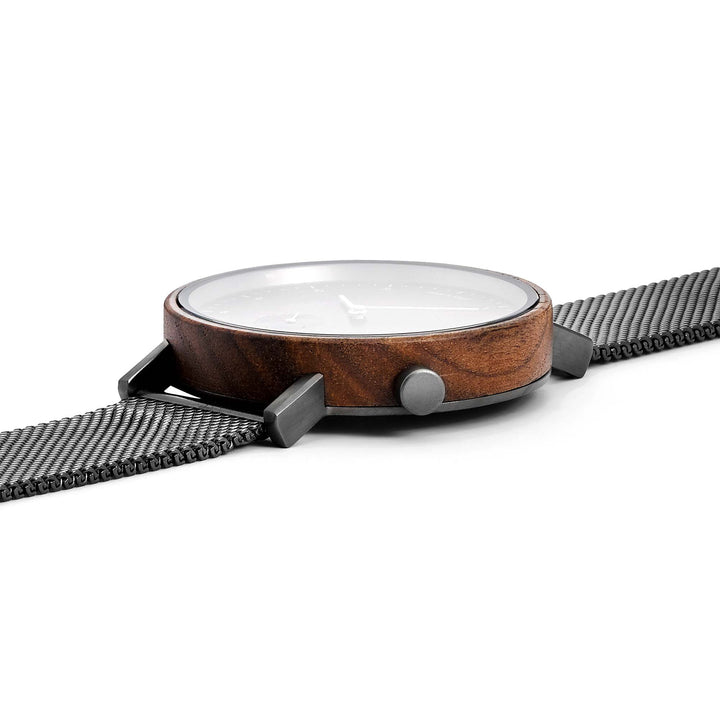 Herren Holzuhr aus Walnussholz mit gunmetal Zifferblatt und Mesh-Band Vernon von TAKE A SHOT korpus